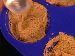 Deeg voor amerikaanse koekjes plat uitsmeren in kleine vormpjes