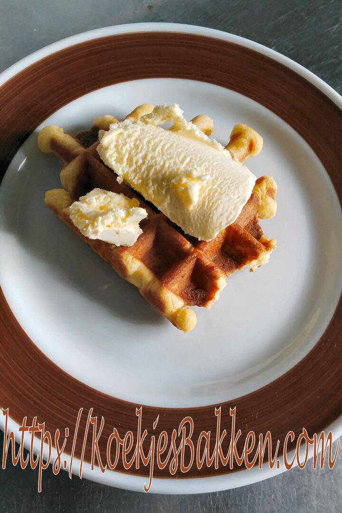 7 zachte vanillewafels vers uit het wafelijzer met een bol vanille ijs